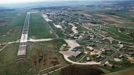 Flugplatz Bitburg 1988 (By Camera Operator: Sgt. Paul Tubridy, USAF [Public domain], via Wikimedia Commons)